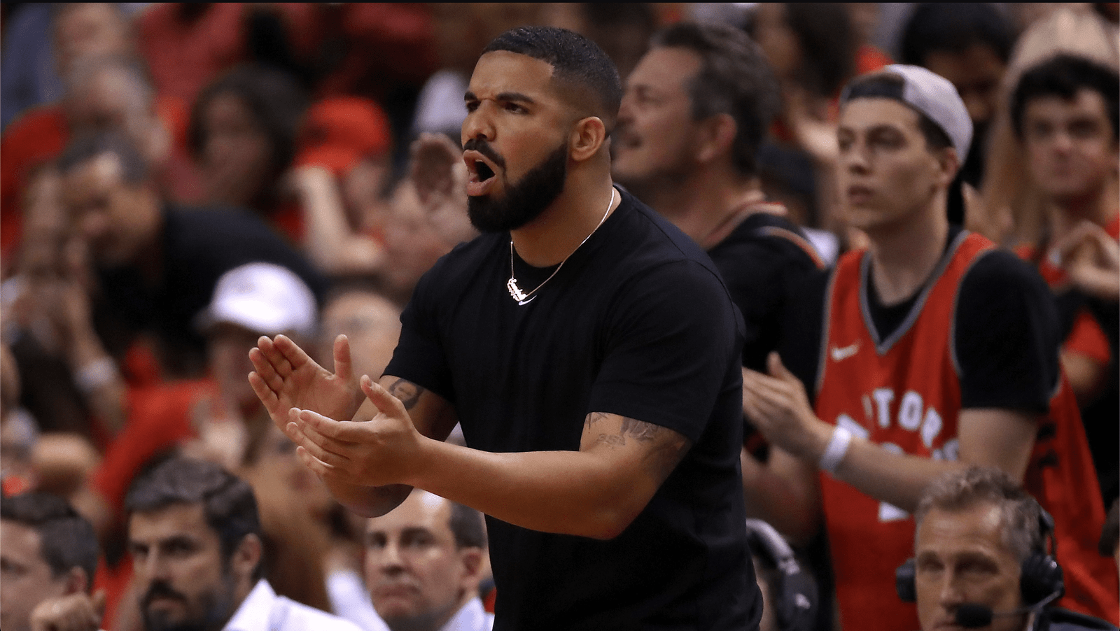 Drake, Somebody Loves Me video, Featured, Toronto Drake Turns His Basketball Court Into a T-Shirt Kingdom — And the Internet Can’t Handle It